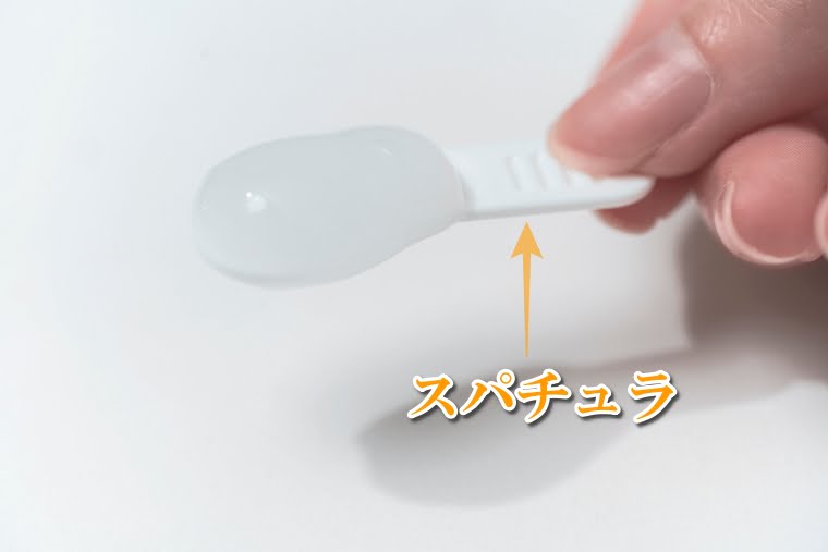 17skinオールインワン　スパチュラですくう